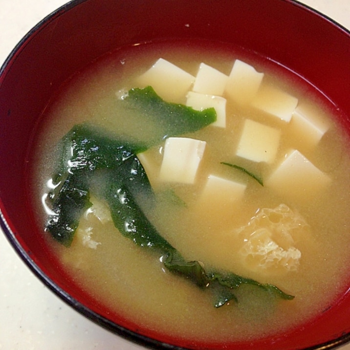 わかめと玉ねぎと豆腐のお味噌汁